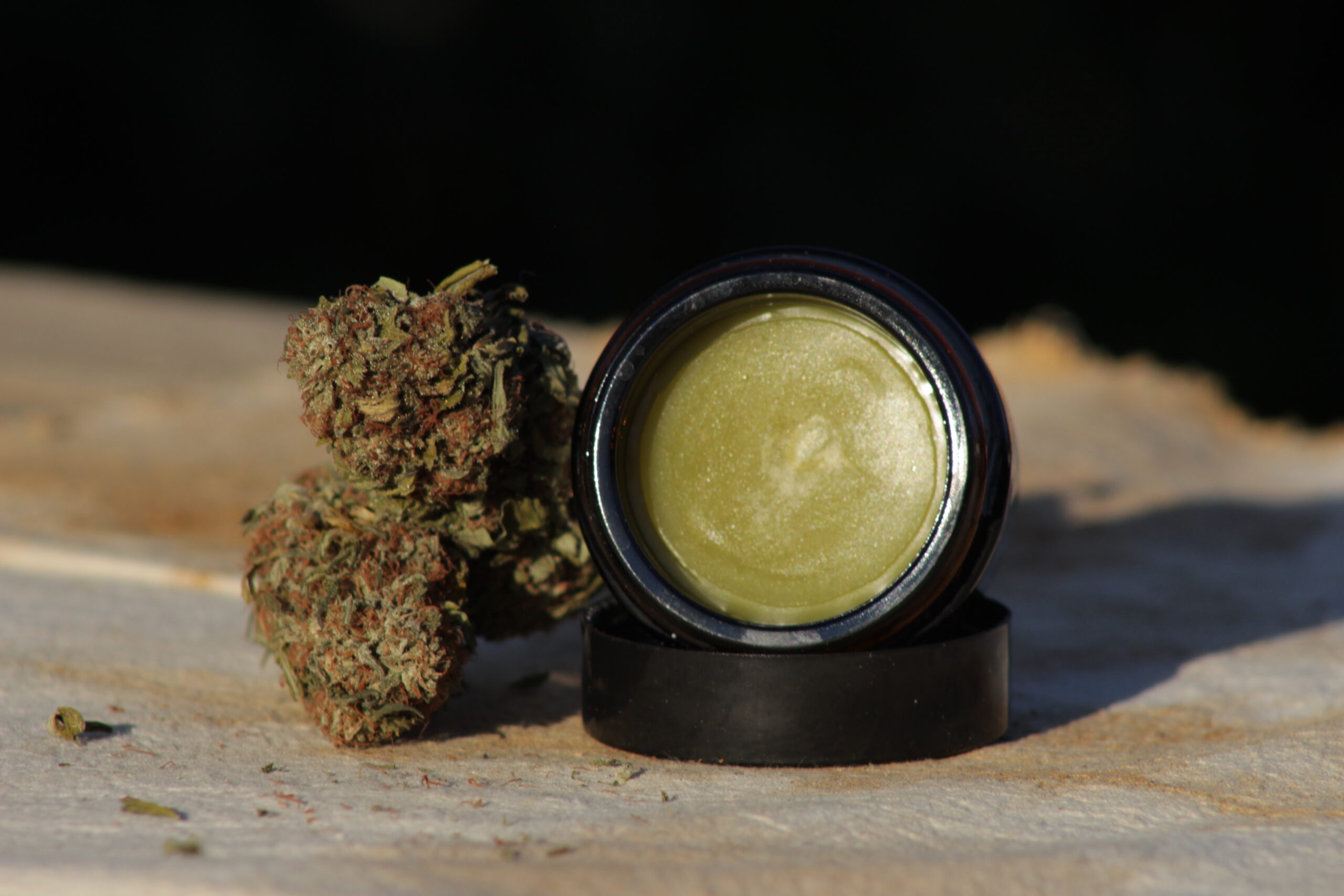 Ungüento botánico de cannábis